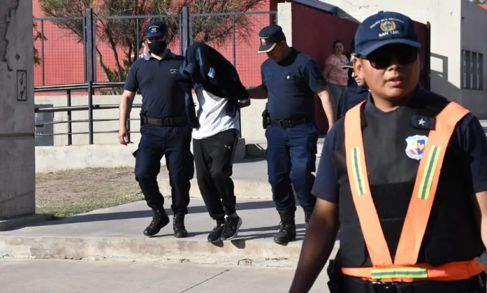 La historia de la familia que viaja sin DNI porque se considera "ciudadana del mundo"