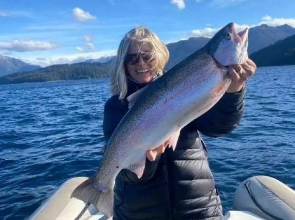Primera experiencia: Una turista pescó una trucha de más de 6 kilos en el Lago Nahuel Huapi