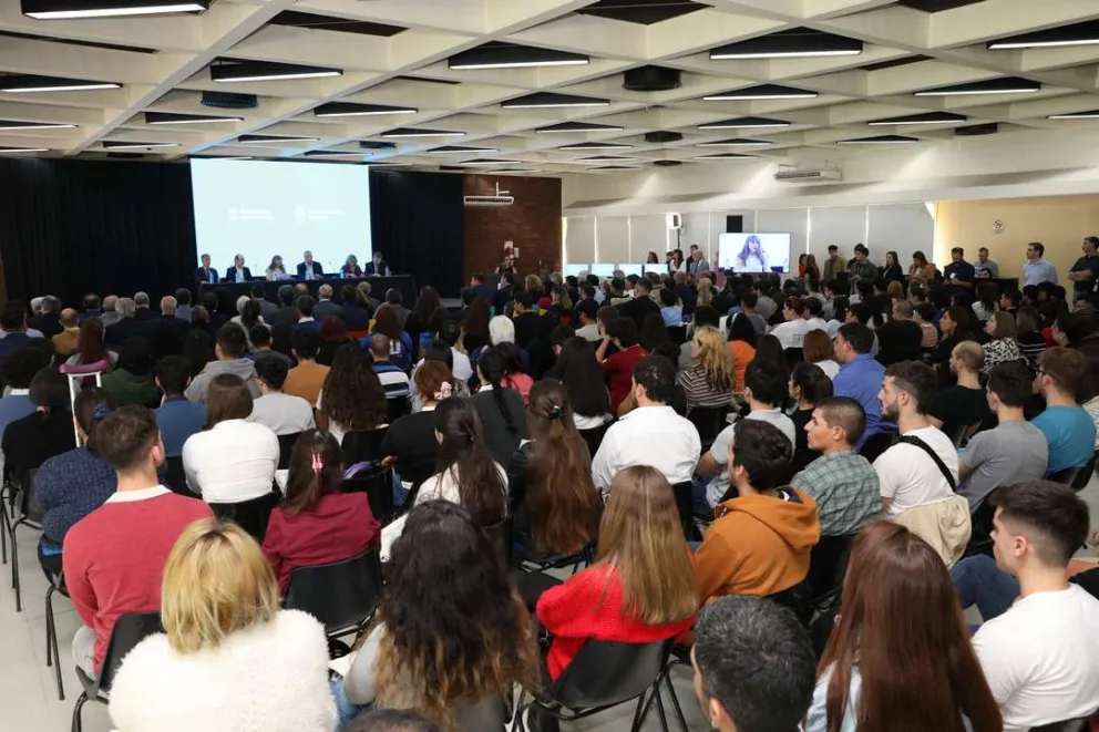 Más de 300 estudiantes de 24 universidades nacionales visitaron instalaciones nucleares