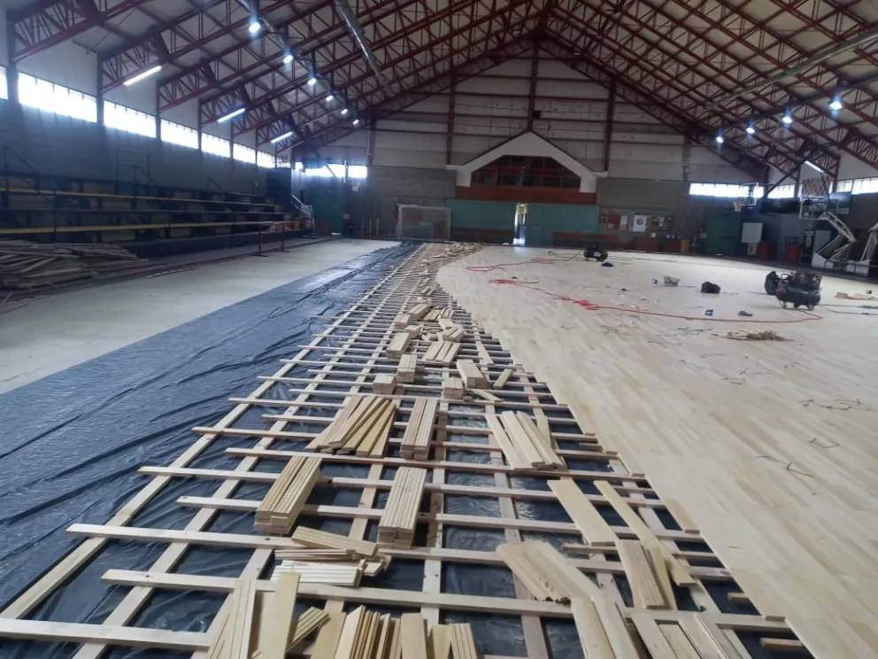 Avanza el cambio de piso del Gimnasio Municipal N°3
