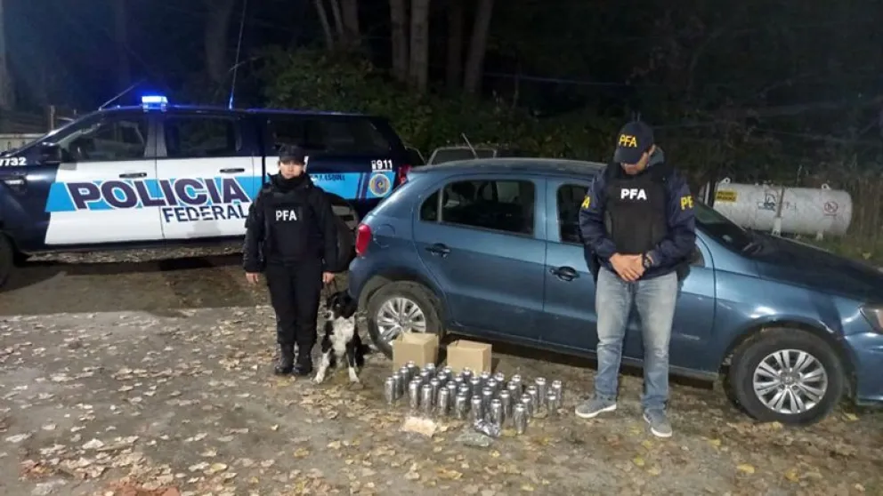 Decomisan 3 kilos de marihuana en latas en un control vehicular