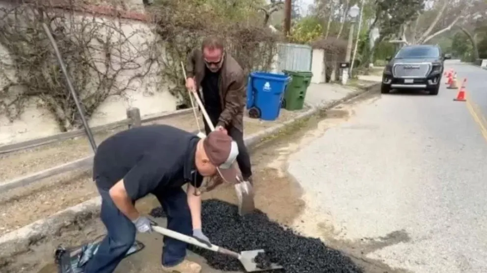 Schwarzenegger se cansó de esperar y arregló la calle en su barrio