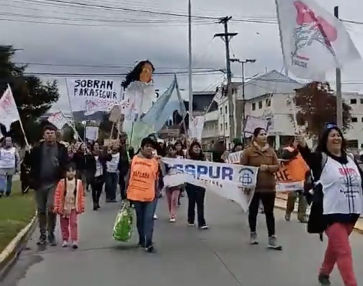 Los gremios UnTer y Asspur reclamaron en la rotonda del Ñireco
