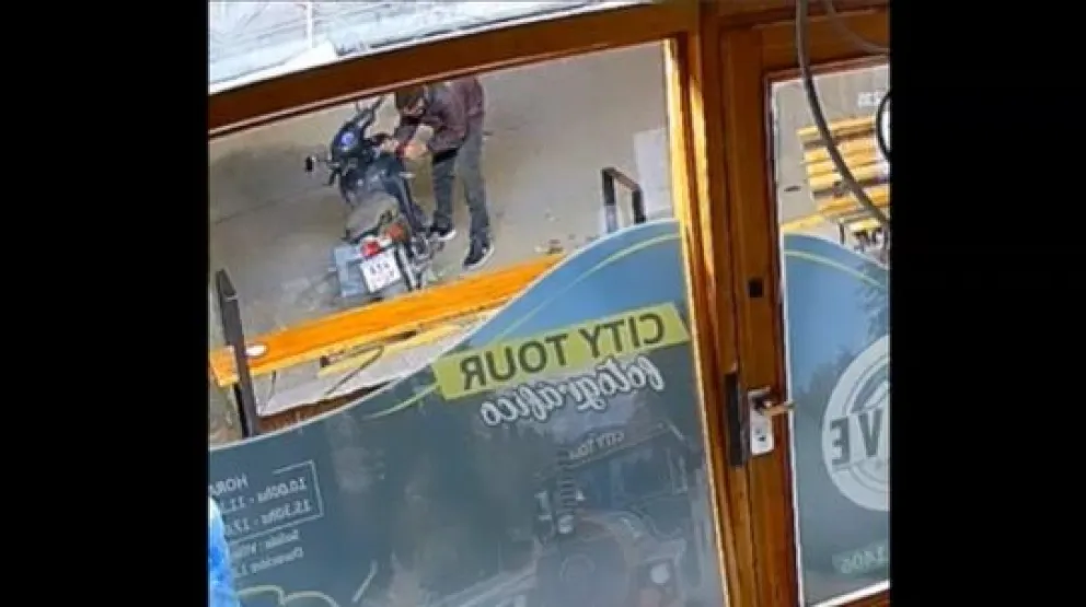 Apareció la moto cuyo robo fue registrado en un video