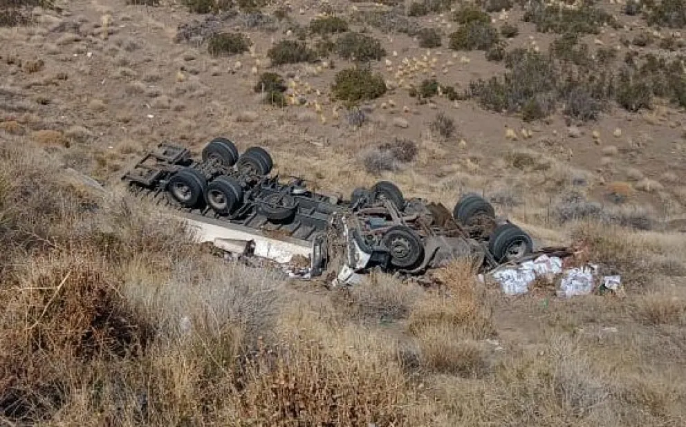 Iba cargado con huevos y volcó en la bajada del Collón Cura