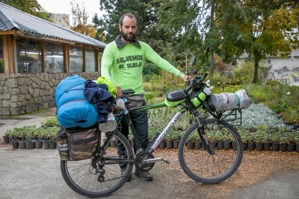 Recorre el país en bicicleta en una campaña internacional contra el cambio climático