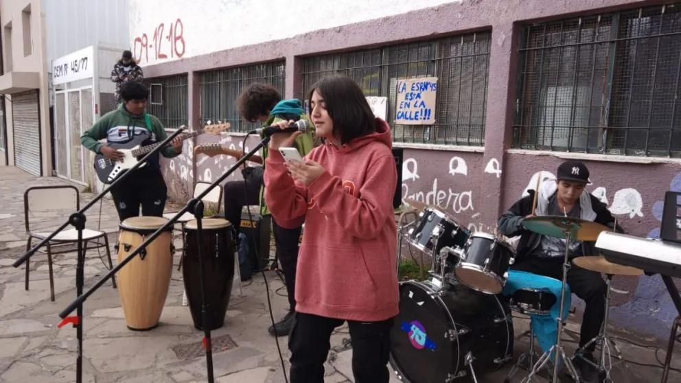 La ESRN 45 reiteró sus reclamos con una exhibición musical en plena calle
