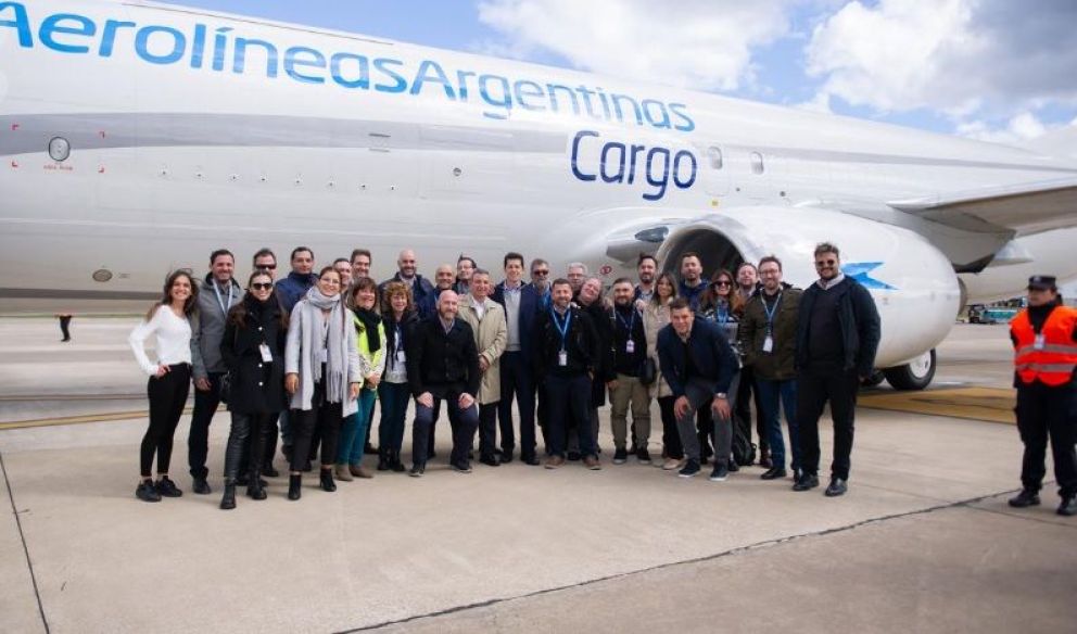 Aerolíneas Argentinas presentó en Ezeiza su primer avión exclusivo para carga 