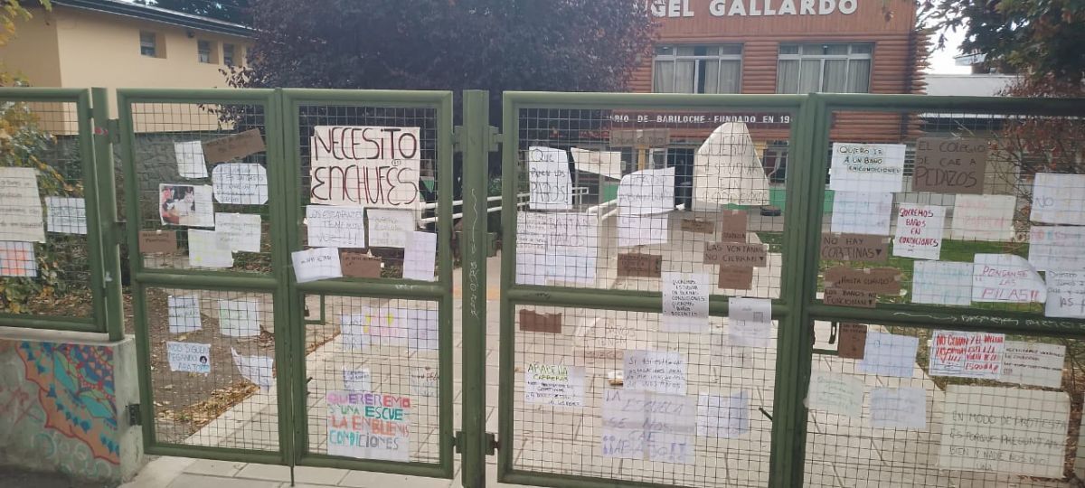 Estudiantes de la ESRN 46 realizaron una "sentada" en reclamo por mejoras edilicias