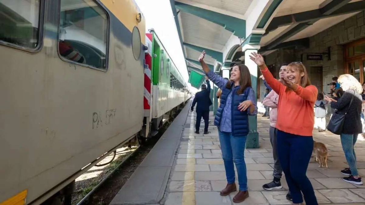 Carreras acompañó la inauguración del primer viaje de Turismo Social