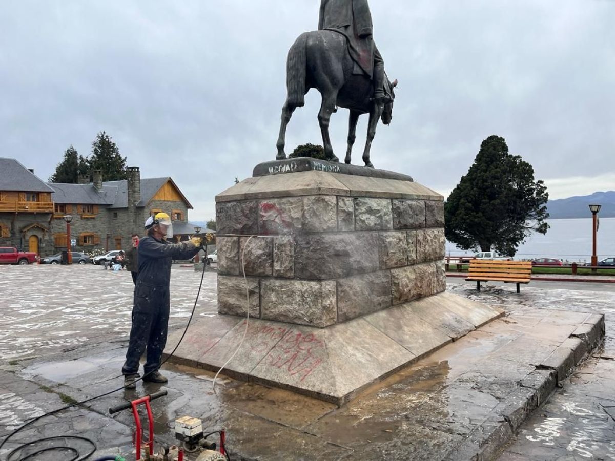 Realizan tareas de limpieza donde se realizó el acampe del Centro Cívico