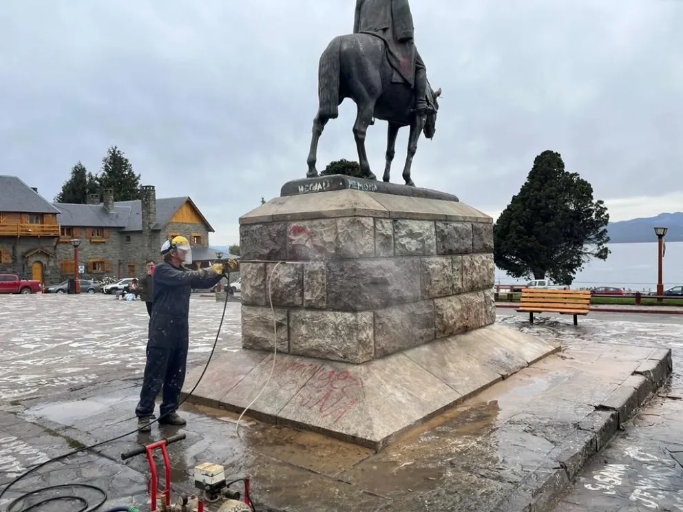 Realizan tareas de limpieza donde se realizó el acampe del Centro Cívico