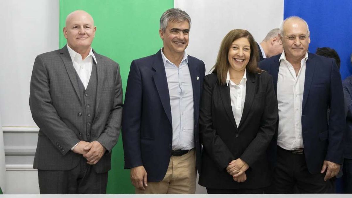 Carreras puso nuevamente en funciones a miembros de su Gabinete