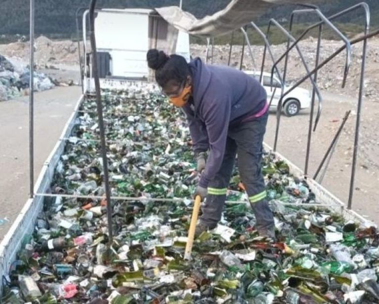Así se reciclan los vidrios recuperados en Bariloche con la separación de residuos