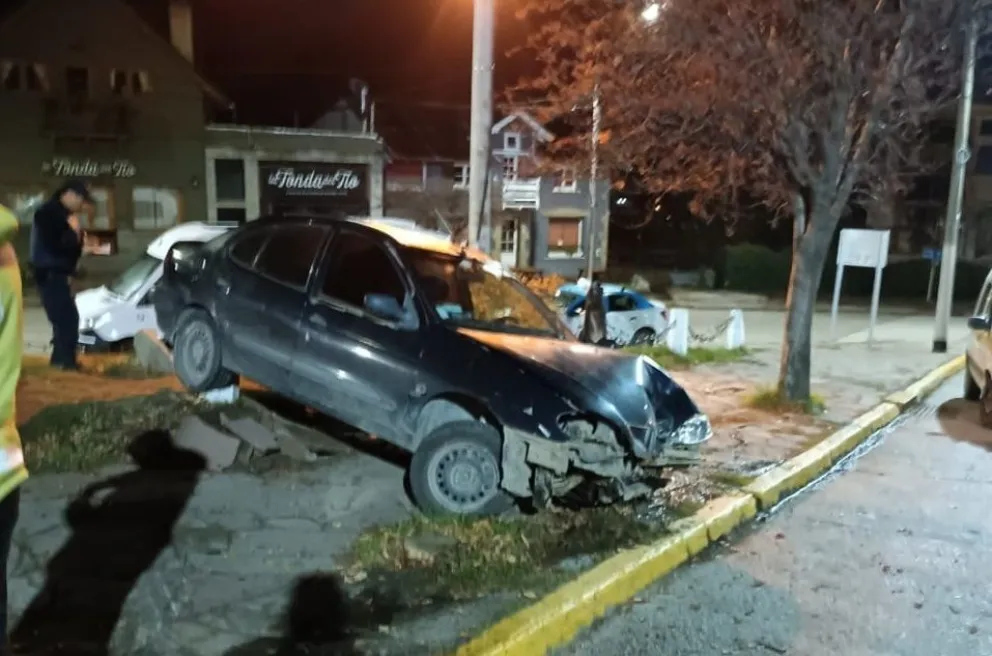 Conductor ebrio chocó contra un árbol en Plaza España