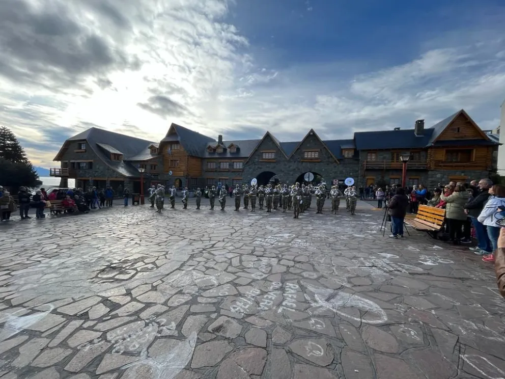La Banda Militar de Montaña celebró el Día del Himno Nacional Argentino en el Centro Cívico