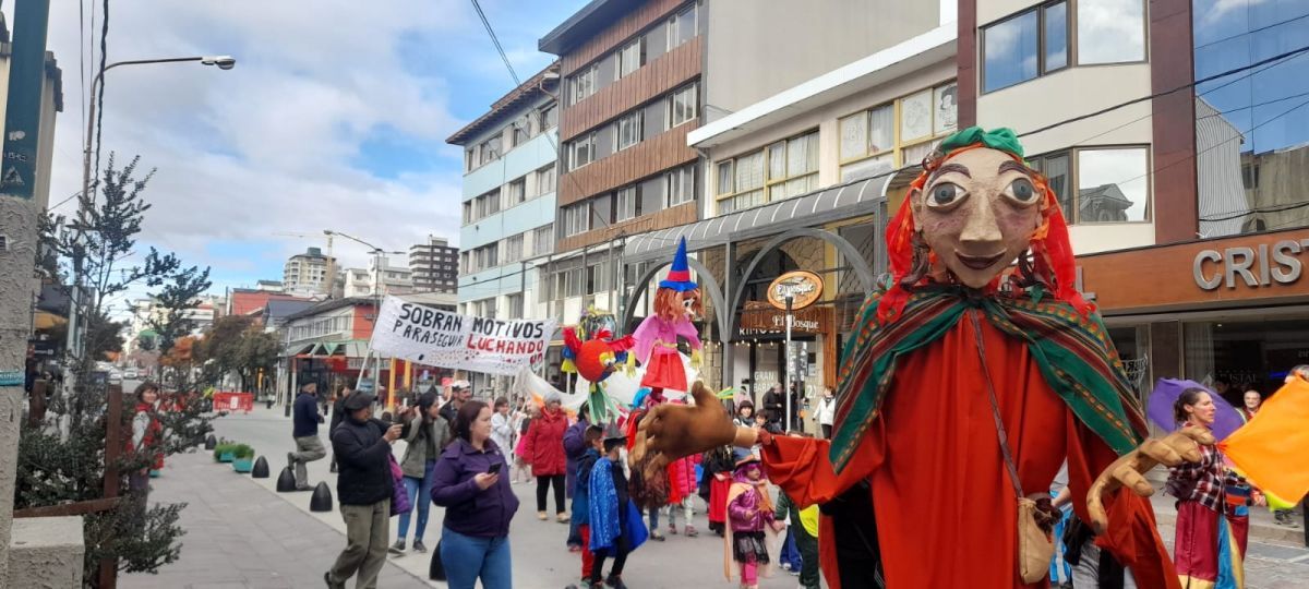 El Desfile de Gigantes llenó de color y alegría la calle Mitre
