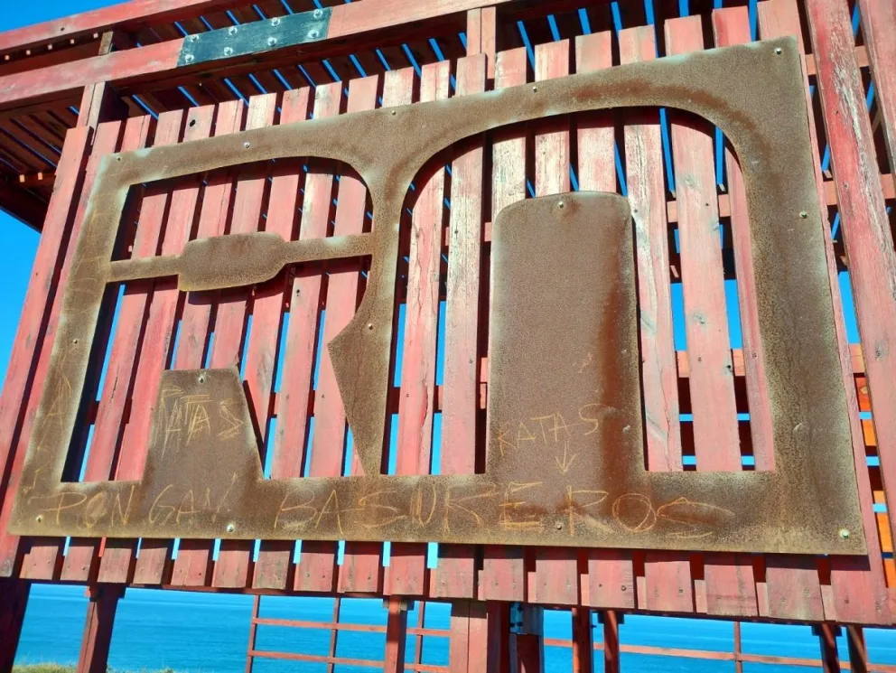 Viedma: Vandalizaron cartelería turística en miradores del Camino de la Costa