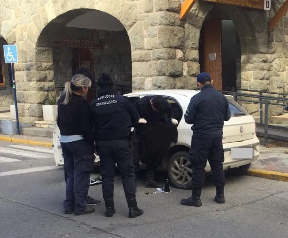 Un hombre con captura conducía un auto robado: tenía drogas y una réplica de un arma
