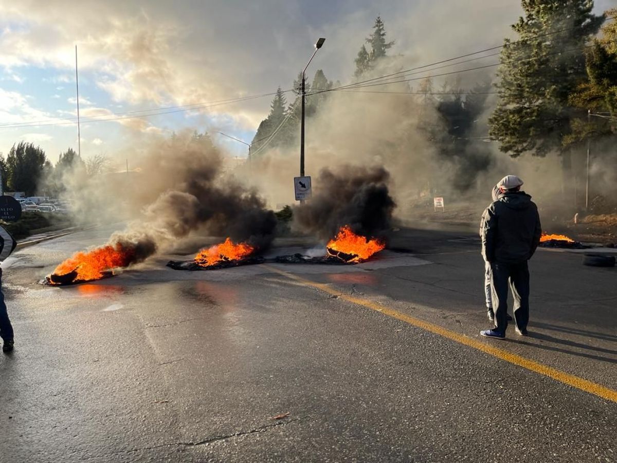Corte total en la zona de la Terminal y el Monolito por protestas de taxistas contra Uber
