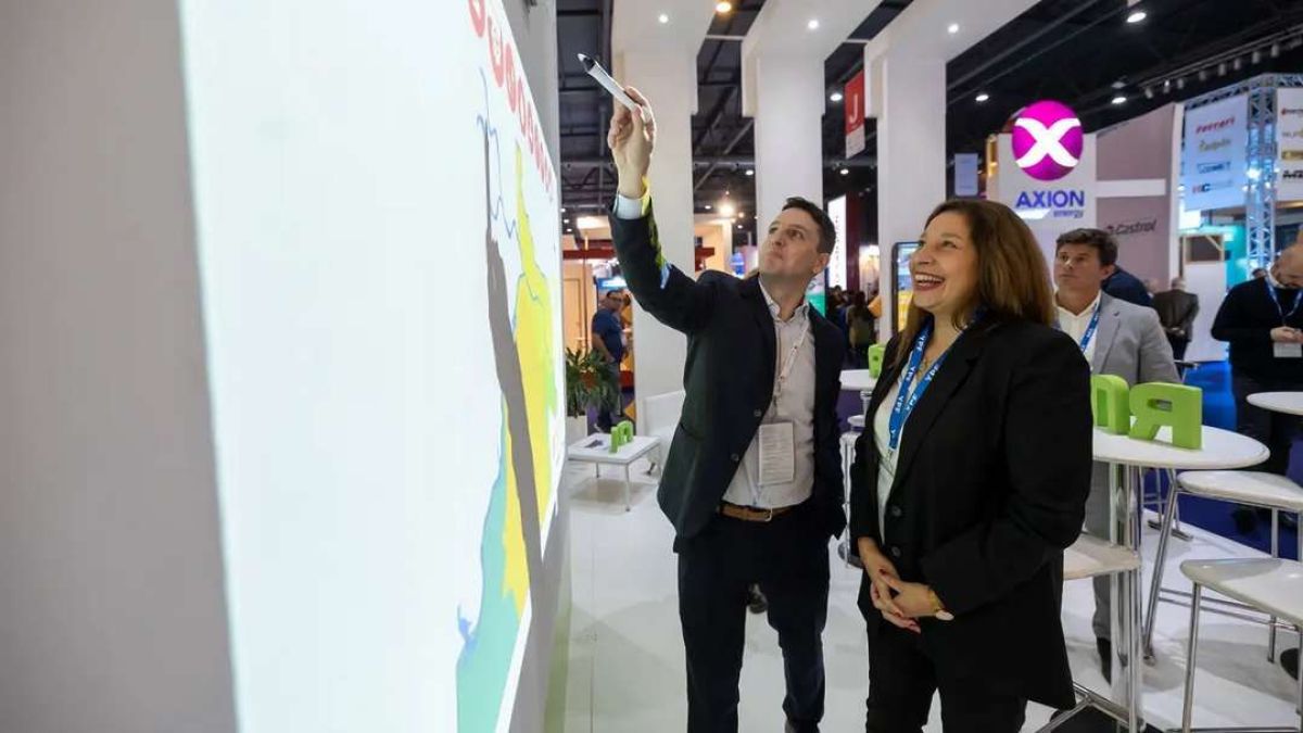 Carreras recorrió el stand rionegrino en la feria Arminera