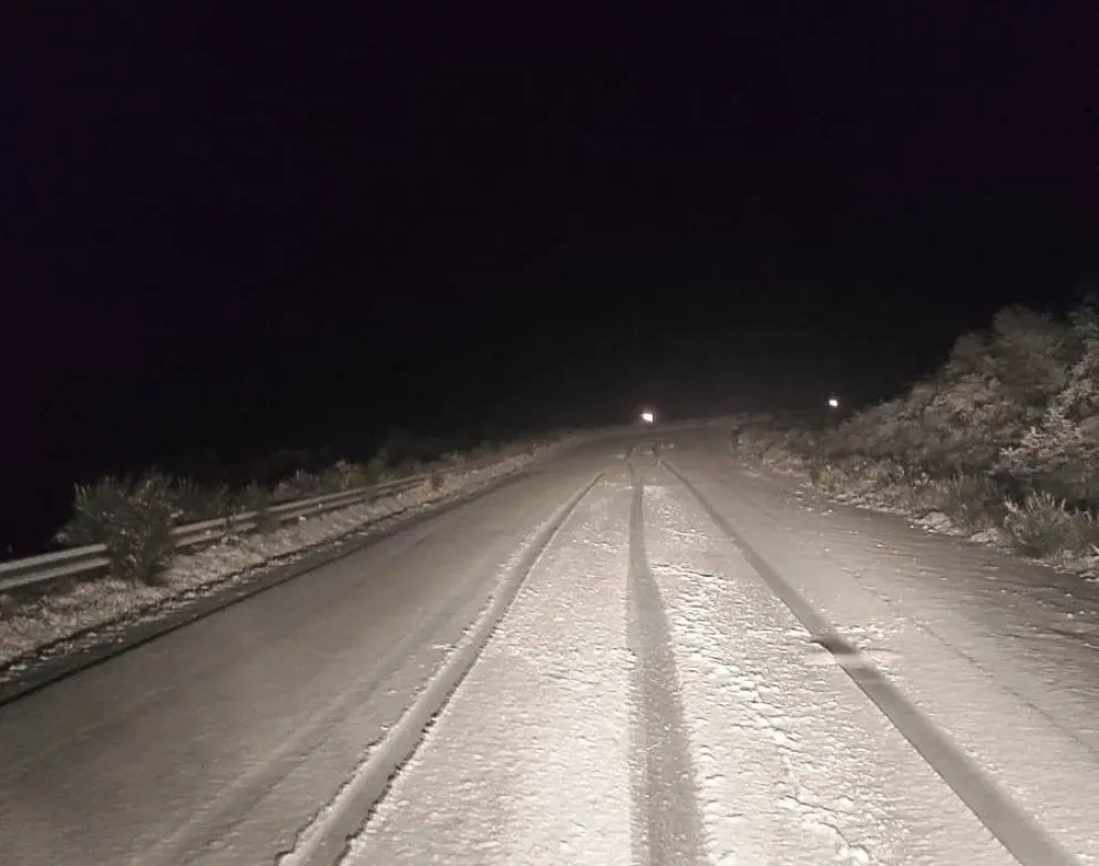 La semana comienza con nevadas y viento helado en Bariloche