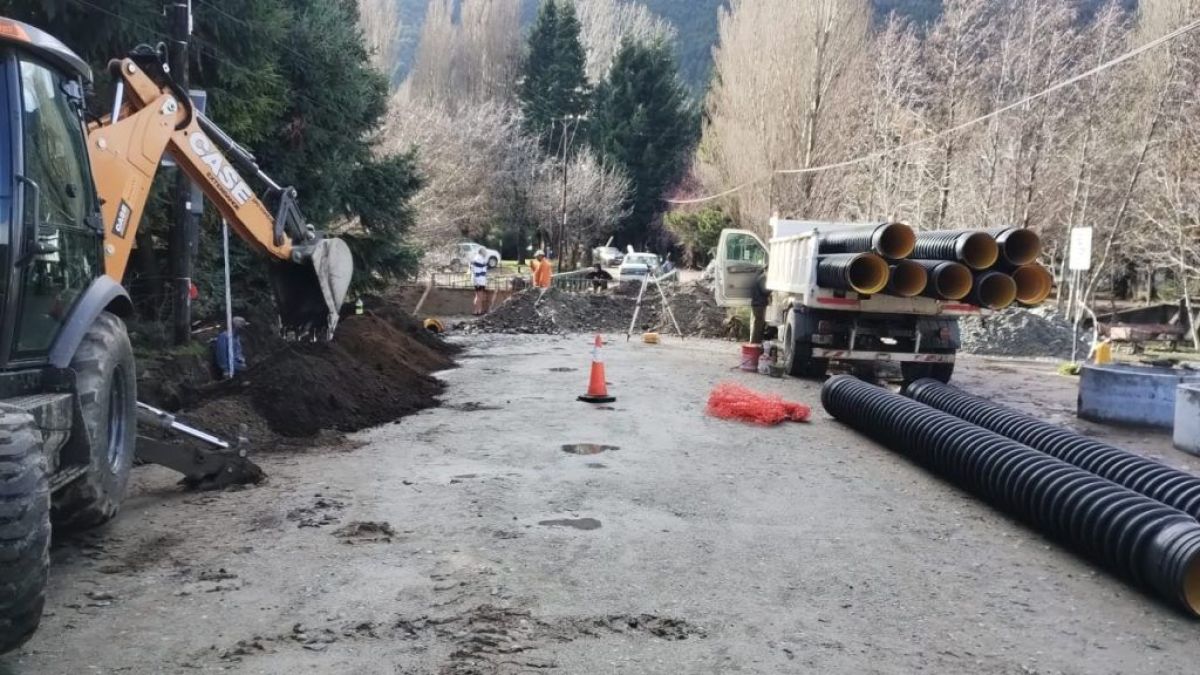 Realizan obra complementaria de pluvial en el Puente Centenario de Villa Los Coihues