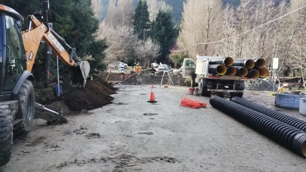 Realizan obra complementaria de pluvial en el Puente Centenario de Villa Los Coihues