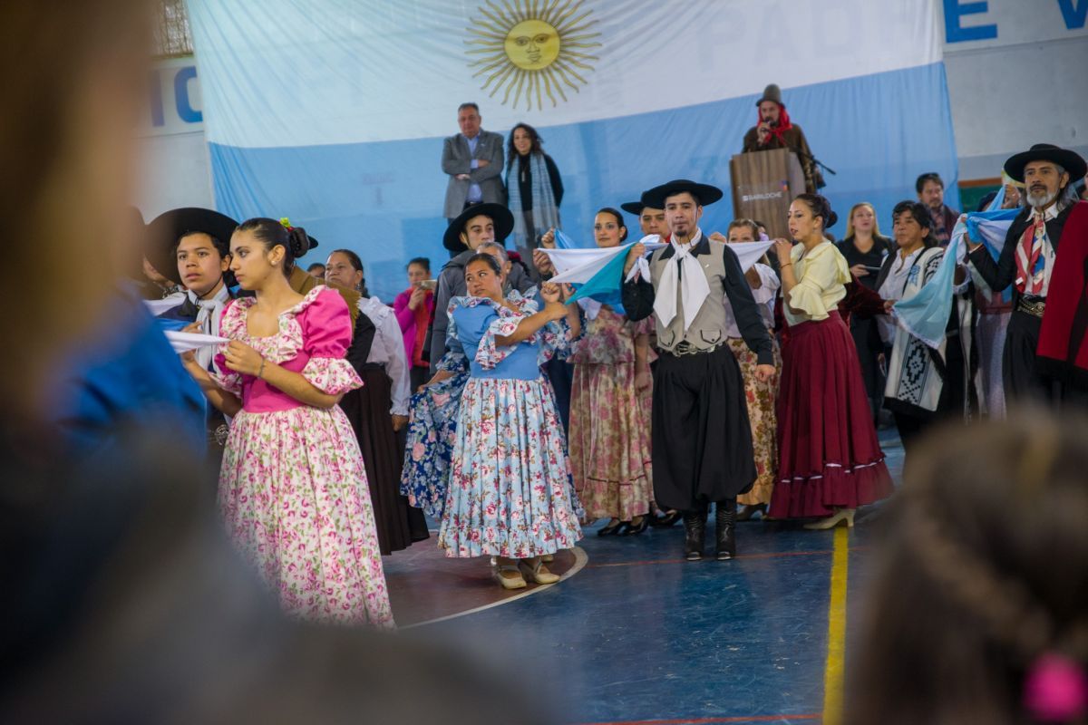 Bariloche conmemora el Día de la Revolución de Mayo. Mirá las fotos