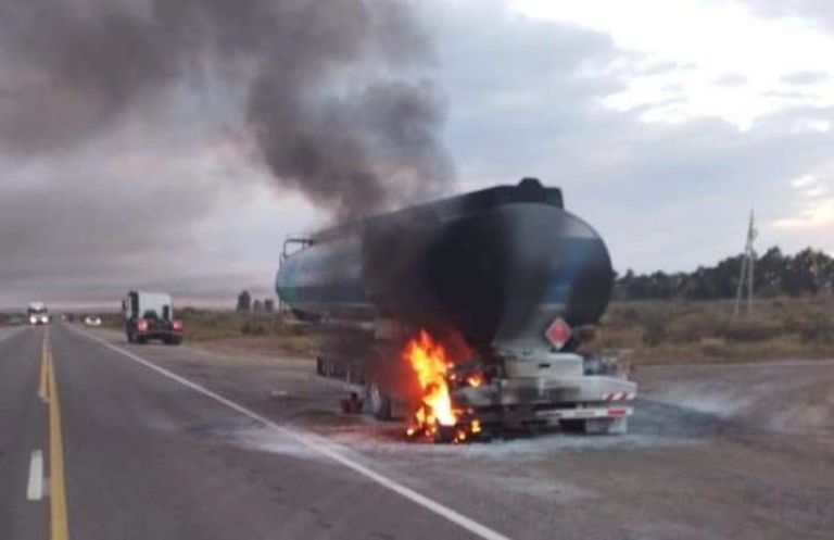 Un camión de YPF se incendió en la Ruta 22