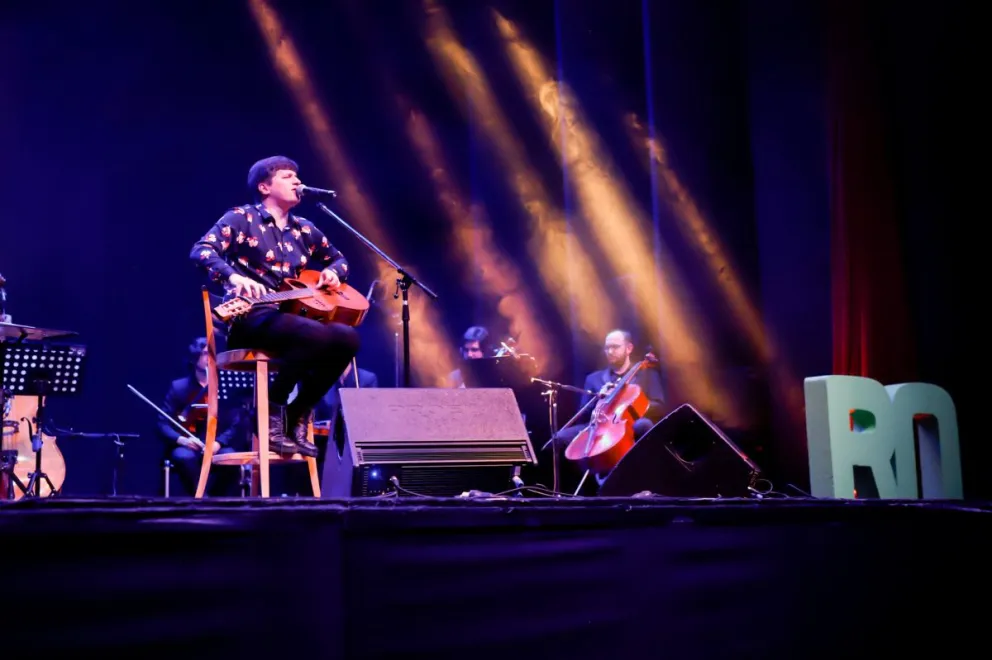 Nahuel Pennisi emocionó con sus canciones a un teatro La Baita colmado