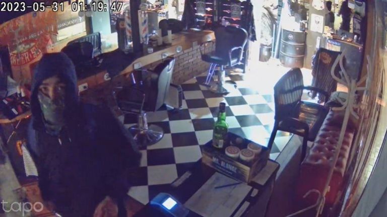 Un ladrón entró a robar a una peluquería y quedó registrado en video