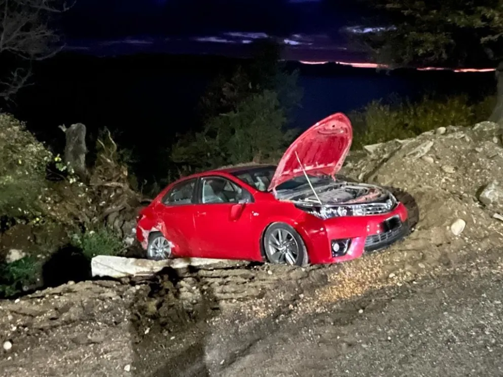 Un motociclista sufrió fracturas tras choque con un auto en Bustillo