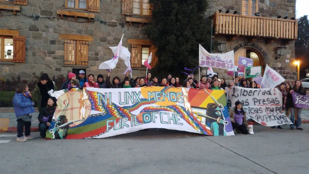 Durante una nueva marcha "Ni Una Menos" exigieron la libertad de las presas mapuche
