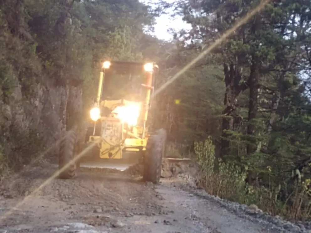 Por la lluvia cayeron grandes rocas sobre el camino a Tronador