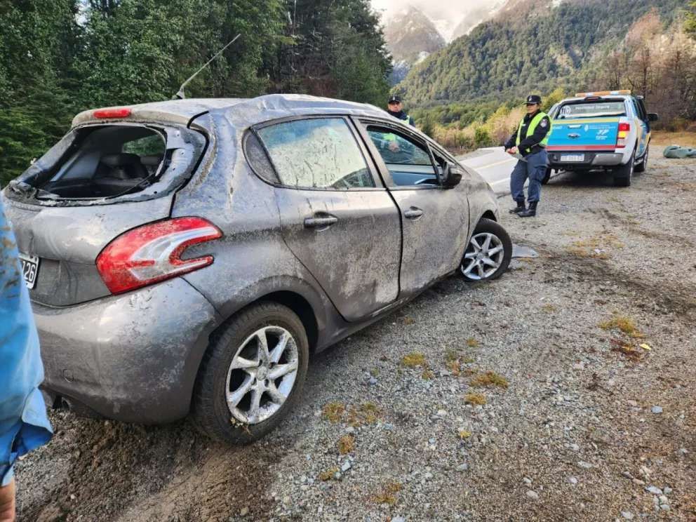 Una mujer resultó herida al volcar en el camino de los Siete Lagos