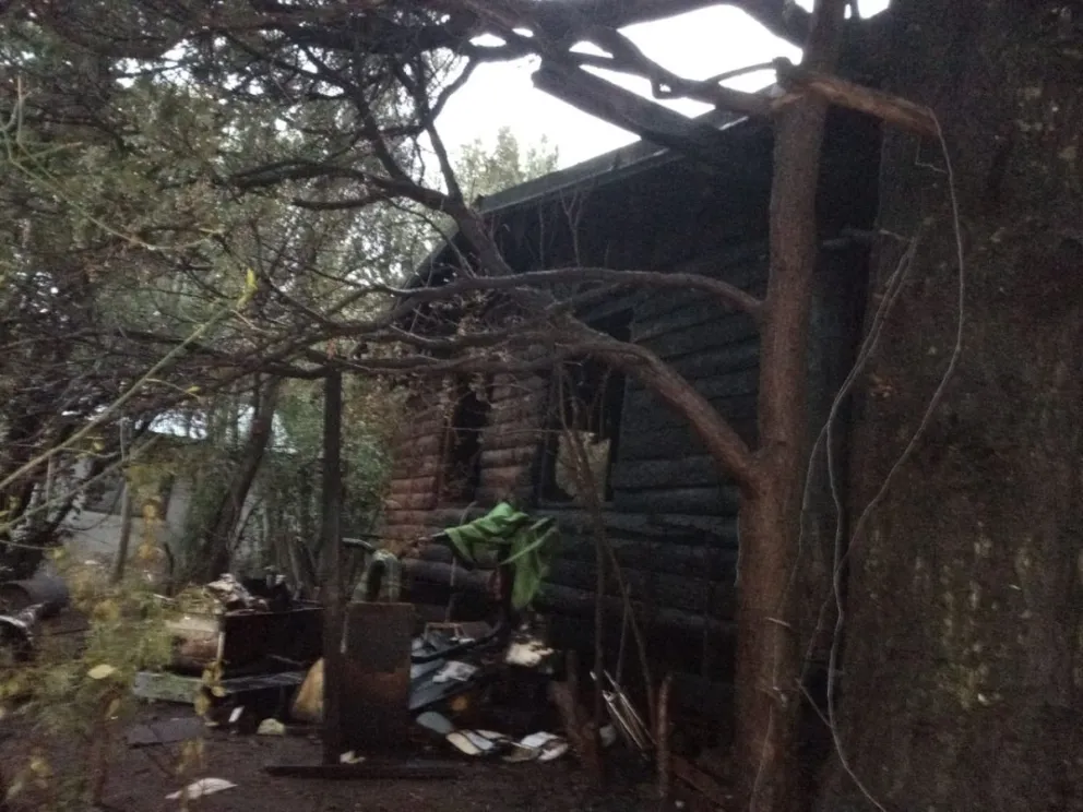 Solicitan ayuda para un vecino que perdió todo en el incendio de su casa
