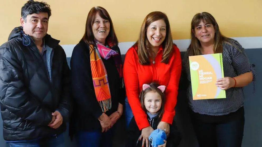 Más familias de Dina Huapi recibieron la escritura de su casa