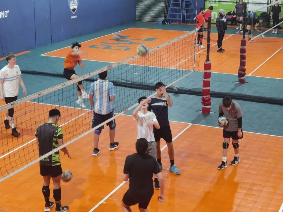 Dos selecciones barilochenses de vóley Sub 18 rumbo a Choele Choel