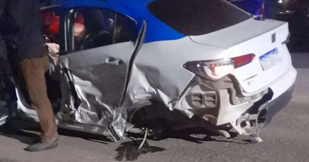 Un remis chocó contra un taxi y lo dejó sin la rueda trasera en Pioneros