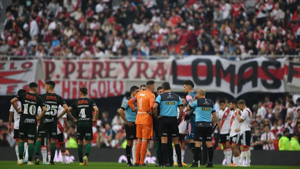 River y Defensa y Justicia completan el partido suspendido por la muerte de un hincha