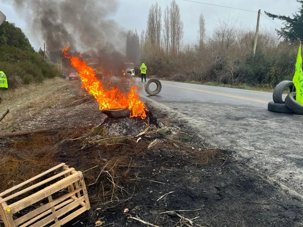 Trabajadores de UOCRA cortan la Ruta 40 entre Bariloche y Dina Huapi