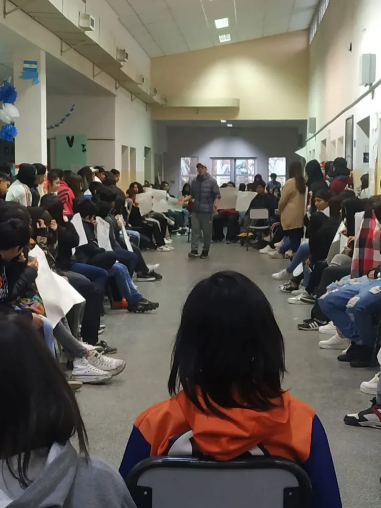Alumnos de la ESRN 99 realizaron una "sentada" por mejoras edilicias