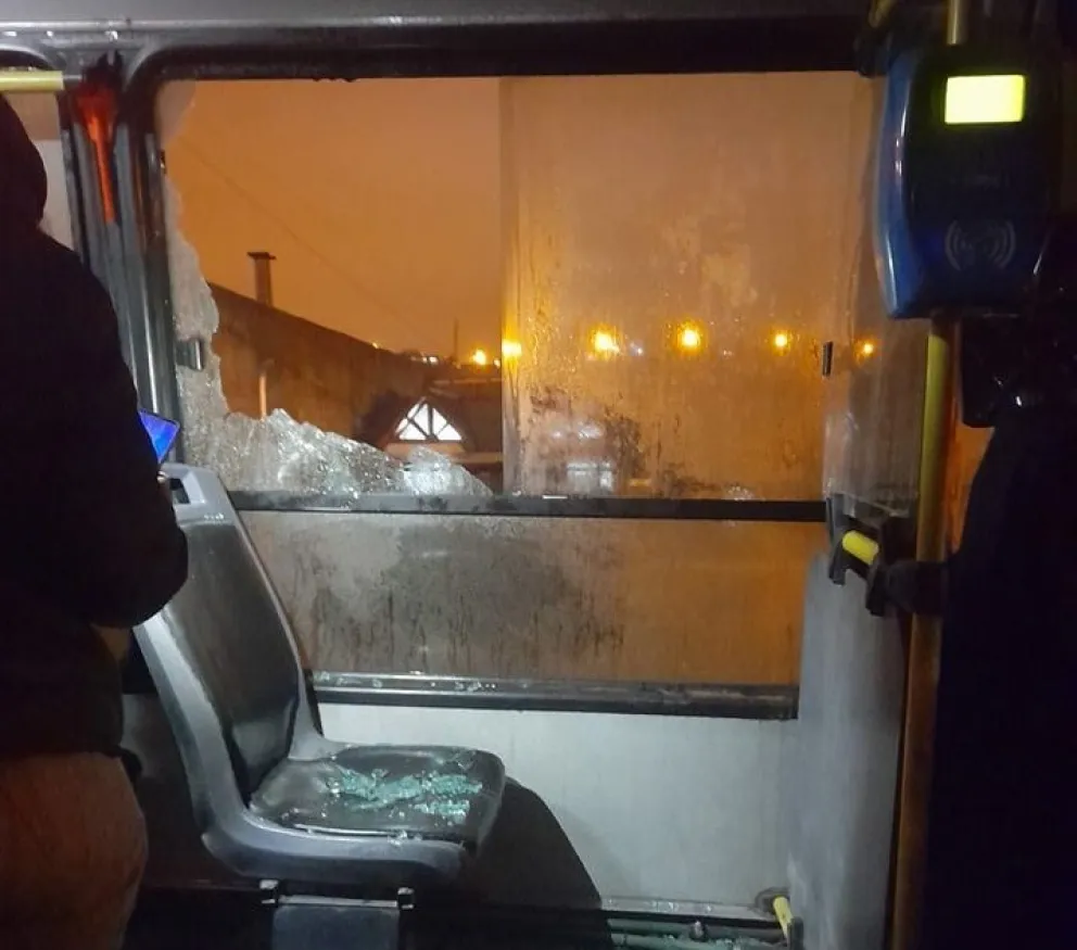 Con un piedrazo rompieron el vidrio de un colectivo en circulación