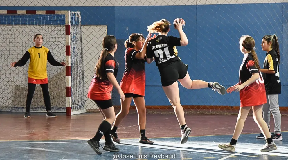 Acción y muchos goles en una nueva fecha del Handball local